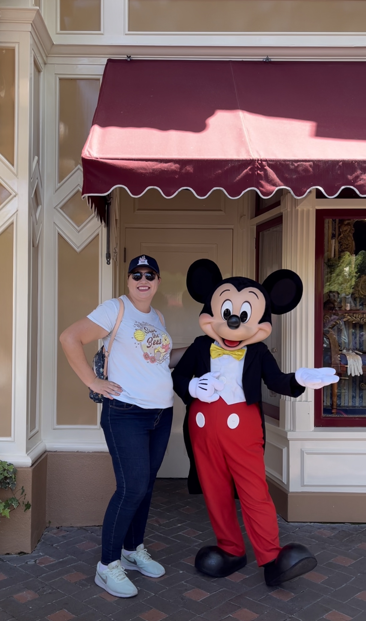 Disney Characters Hugs are Back at the Disneyland Resort! post thumbnail image